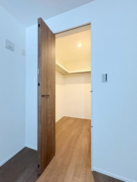 逗子市久木１丁目の新築一戸建の収納|1F洋室にウォークインクローゼットがあります。全部屋収納付きです！