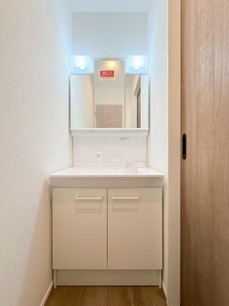 逗子市久木１丁目の新築一戸建の独立洗面台|2Fのトイレ前にも手洗い場があります。