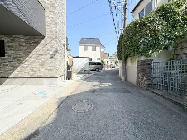 逗子市久木１丁目の新築一戸建の前面道路含む現地写真|前面道路は４ｍ以上あるので駐車が苦手な方も心配ないです。