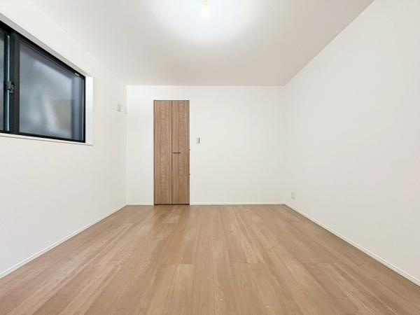 逗子市久木１丁目の新築一戸建の寝室|寝室７帖！ベッドを置いても充分な広さがありウォークインクローゼット付きなので収納にも困りませんね。