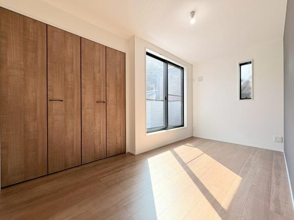 逗子市久木１丁目の新築一戸建の子供部屋|子供部屋5.3帖！3Fのバルコニー付きのお部屋です。収納もあり片づけ場所に困らないですね。