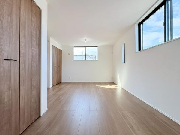 逗子市久木１丁目の新築一戸建の洋室|3Fにある洋室は仕切ることも広々使うこともできます。窓が多く明るいです！