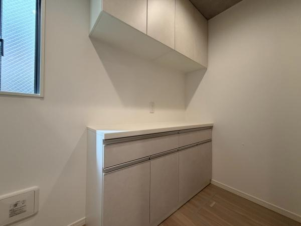 横浜市旭区東希望が丘の新築一戸建のキッチン|カップボード