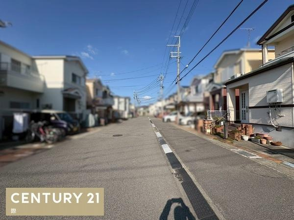 岩出市北大池　中古戸建の前面道路含む現地写真