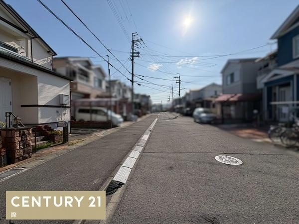 岩出市北大池　中古戸建の前面道路含む現地写真