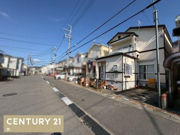 岩出市北大池　中古戸建の前面道路含む現地写真