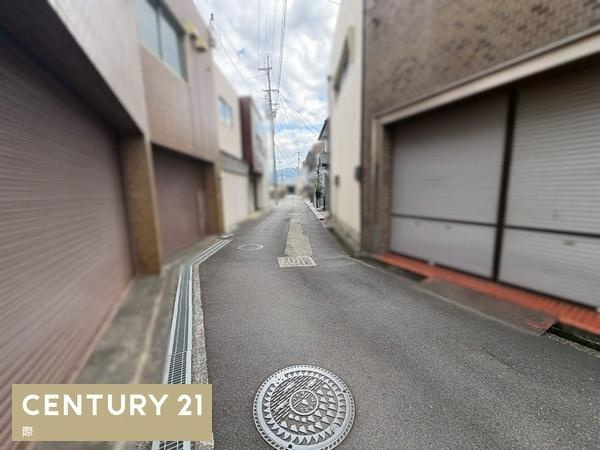 高野口町向島　中古戸建の前面道路含む現地写真