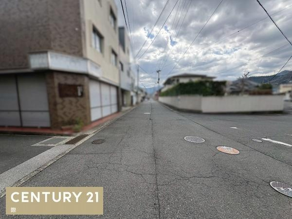 高野口町向島　中古戸建の前面道路含む現地写真