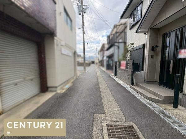 高野口町向島　中古戸建の前面道路含む現地写真