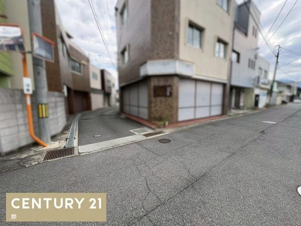 高野口町向島　中古戸建の前面道路含む現地写真
