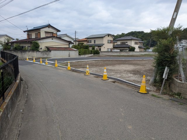 売土地　上大島町分譲地の前面道路含む現地写真|前面道路にゆとりがあり車の出入りもラクラク！開放的な街並みの中で、ゆったりとした新生活を始められます。