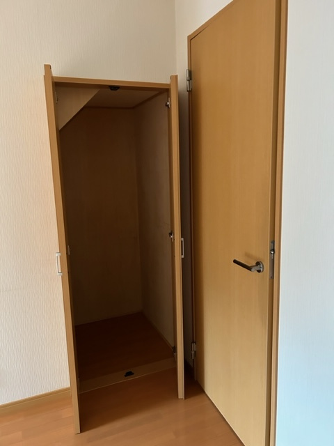 メゾネットTの収納|1F　階段下