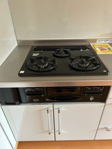 メゾネットTのキッチン|3口ガスコンロ
