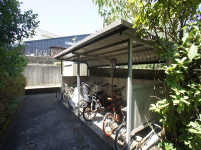 【その他共用部分】 | ガーデンヒルズ | 屋根付きの駐輪場があります♪