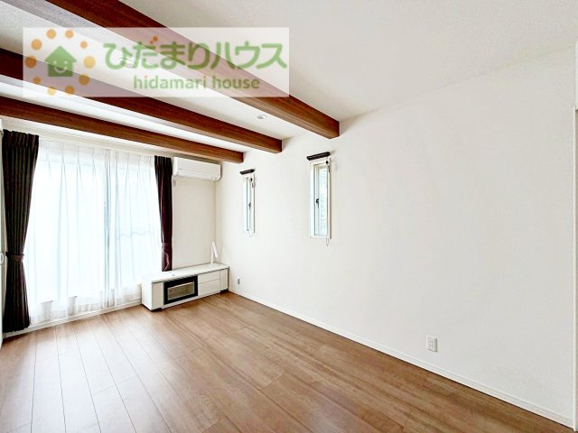 【寝室】 | 守谷市松並青葉3丁目　中古戸建 | 天井の高い主寝室♪ゆっくりと過ごせる大人のくつろぎ空間！