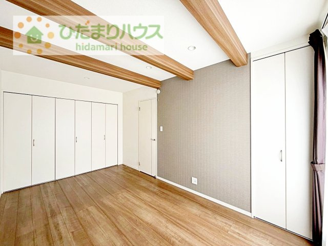 【寝室】 | 守谷市松並青葉3丁目　中古戸建 | 気品のある柄のアクセントクロス♪寝室をおしゃれに演出してくれます(*^^*)