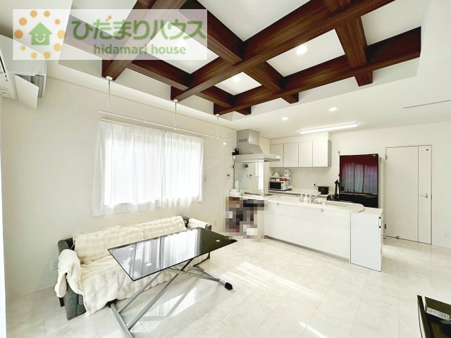 【居間・リビング】 | 守谷市松並青葉3丁目　中古戸建 | 早くお仕事終わらせて、家に帰りたくなるようなリビングです(^^♪