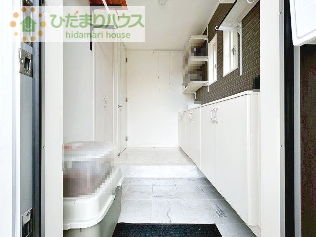 【玄関】 | 守谷市松並青葉3丁目　中古戸建 | 玄関が広いので親子で並んで仲良く靴が履けますね(^^)/