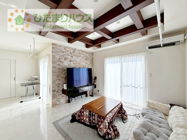【居間・リビング】 | 守谷市松並青葉3丁目　中古戸建 | リビングの大きな窓からは、暖かな日の光が降り注ぎます♪