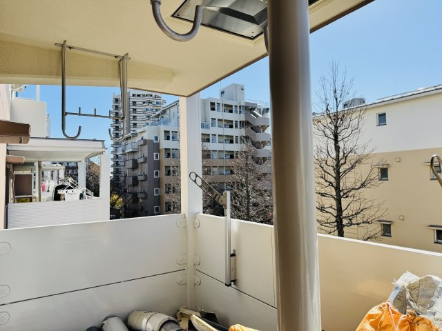 南大沢学園五番街２号棟のバルコニー|～陽当たりの良いバルコニー　洗濯物がよく乾きそうです～