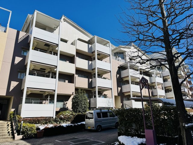 南大沢学園五番街２号棟の外観