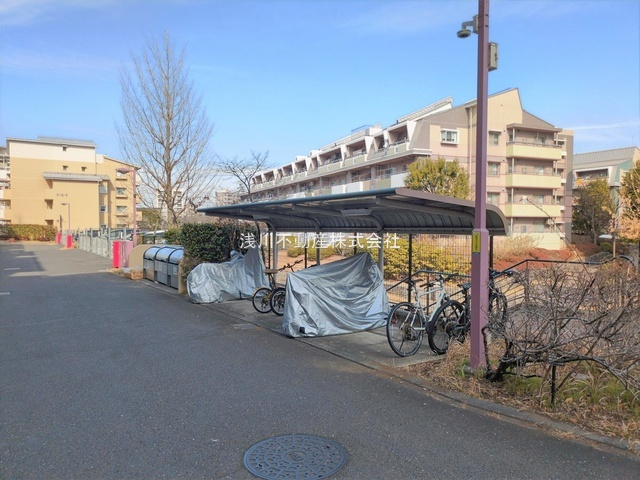 南大沢学園五番街２号棟の駐輪場|～サイクルポート付きの駐輪場～