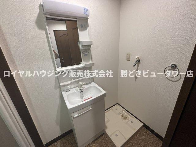 洗面台・洗濯機置場　左手は浴室で、洗面室は独立しております。
