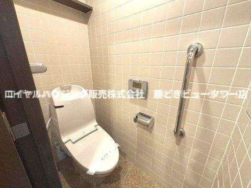 温水洗浄暖房便座。すっきりした印象です。