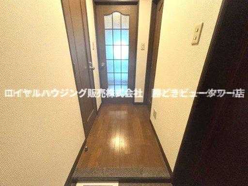 玄関から撮影。先に見える扉はキッチンにつづきます。
