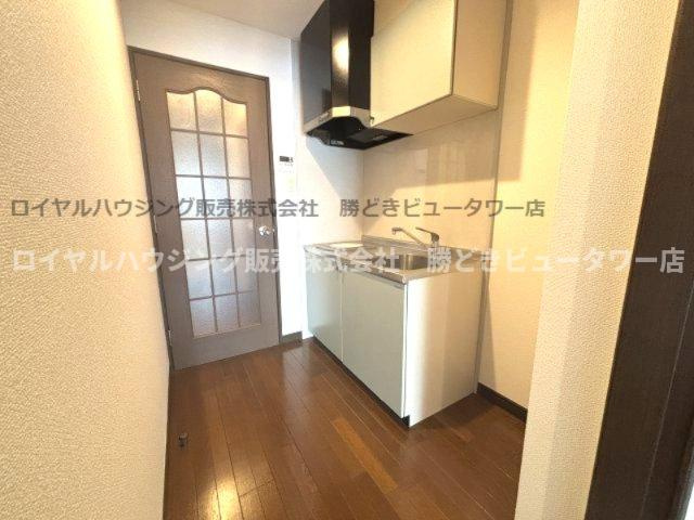 キッチンには洋室側・玄関側それぞれに扉があるので匂い移りも防げます