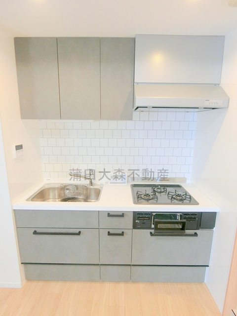 コスモリード大森西のキッチン|3口ガスグリル付システムキッチン