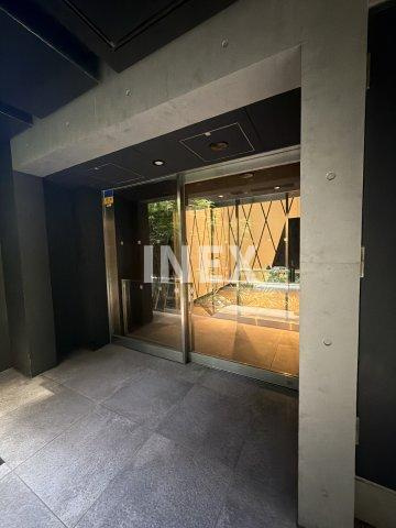 横浜市中区羽衣町２丁目の賃貸マンションのエントランス