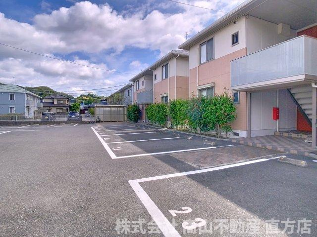 ベニコーB棟の駐車場