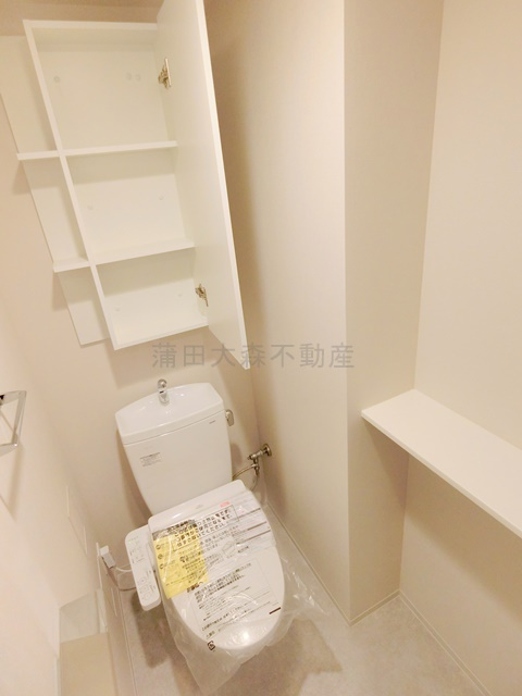 ブランシエスタ西馬込ブランシエスタニシマゴメのトイレ|吊り棚と温水洗浄便座付きのトイレ　