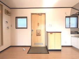 毎日通る玄関はこちらです