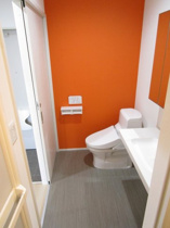 ゆったりとスペースのある洗面所