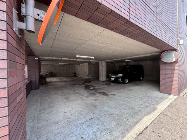 アルファレックス南11条の駐車場