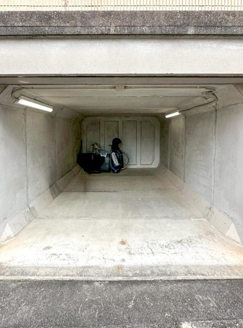 山手台7丁目の駐車場|雨の日も安心、インナーガレージ付きの住まい。車の出し入れがスムーズで、家族の暮らしにゆとりと快適さをプラスします。
