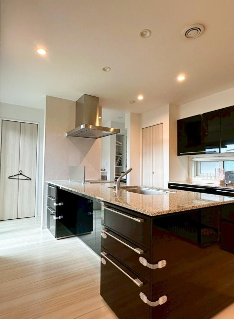 山手台7丁目のキッチン|360度からアクセスできるアイランドキッチンで、調理や片付けがスムーズに。オープンなリビングとつながり、家族の様子を見守りながら家事ができます