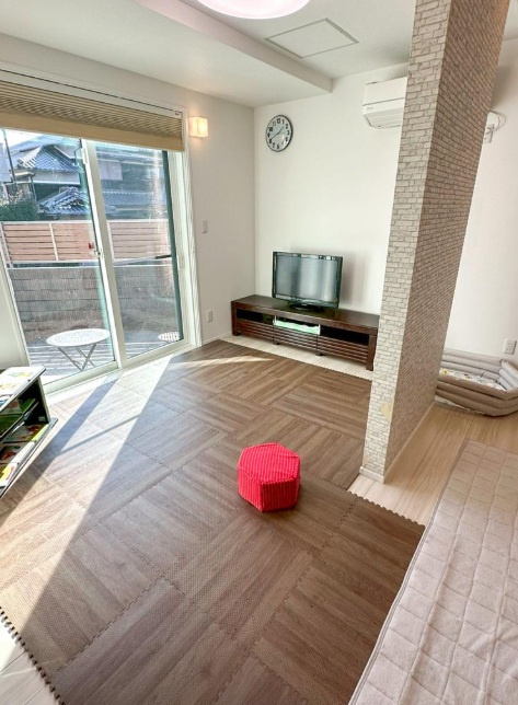 山手台7丁目の居間・リビング|広々リビングで、家族団らんも来客対応もゆとりのある暮らしに。ソファやダイニングを置いても余裕があり、暮らし方の幅が広がる快適空間です