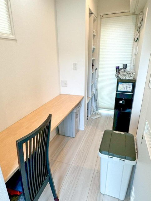 山手台7丁目の居間・リビング|家事の合間にサッと使える便利なカウンター。テレワーク、勉強、軽食スペースなど多目的に活躍する、暮らしに寄り添う設計です。