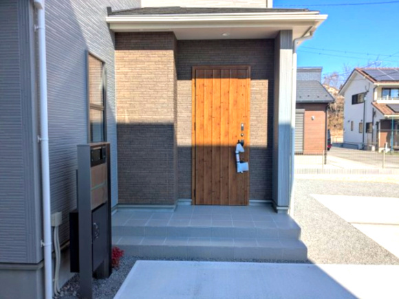 ブルーミングガーデン板鼻の玄関|落ち着いた玄関です