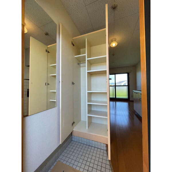 ワンピースの玄関|収納もある玄関です