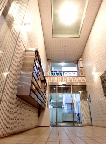 中野区本町３丁目の賃貸マンションのロビー