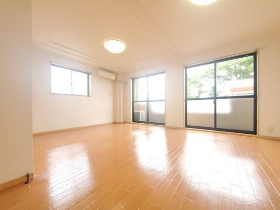 ＳＵＮ　ＦＬＯＷＥＲの居間・リビング