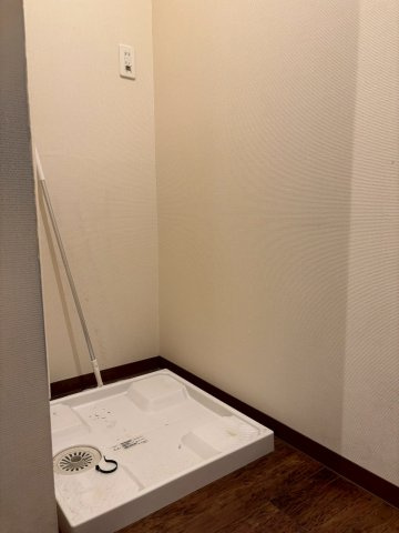 光の森　店舗付き住宅のランドリースペース|１階店舗スペース　洗濯機パン