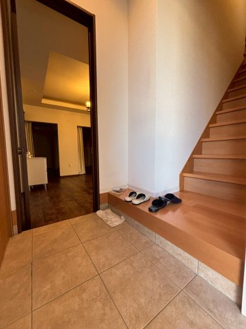 光の森　店舗付き住宅の玄関|居住用玄関　玄関は、店舗用と居住用の２か所あります。