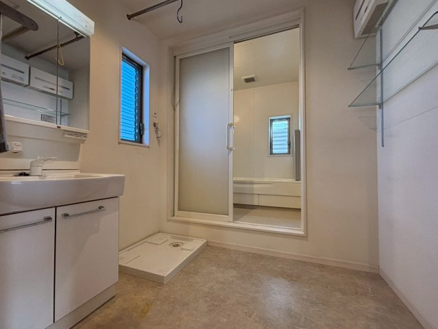 光の森　店舗付き住宅の独立洗面台|２階