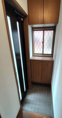 【玄関】 | 池袋本町二丁目戸建 | 収納もある玄関です