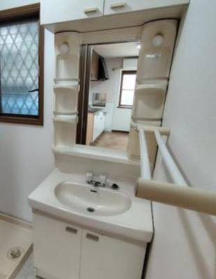 【独立洗面台】 | 池袋本町二丁目戸建 | 独立洗面台、小物を置くことができて便利です